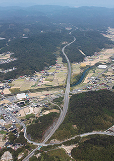 日本で一番長い私道」宇部興産専用道路とダブルストレーラーを題材に