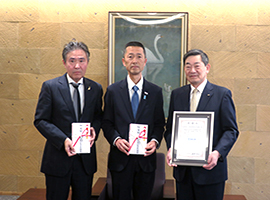 写真：野口教育長（左）・藤崎副市長（中央）と山本代表理事（右）